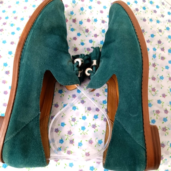 Franko Sarto Green Suede Flats Size 7 moccasins Tassel Gold Hardware - Picture 8 of 9